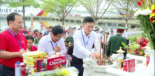 Đoàn công tác tỉnh Vĩnh Phúc dâng hương tại tượng đài anh hùng liệt sỹ Đoàn tàu Không số